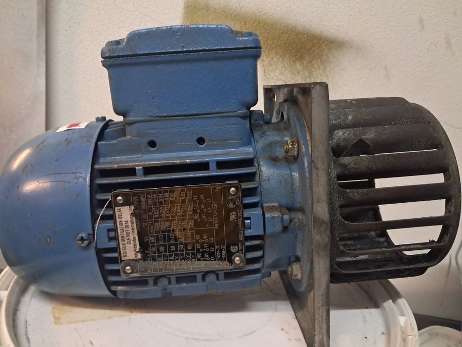 2 Motor Elétrico Trifásico WEG Delta 0.12 kW IP55 (Usado)