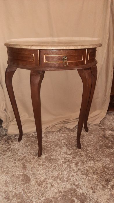 Столик з мрамором