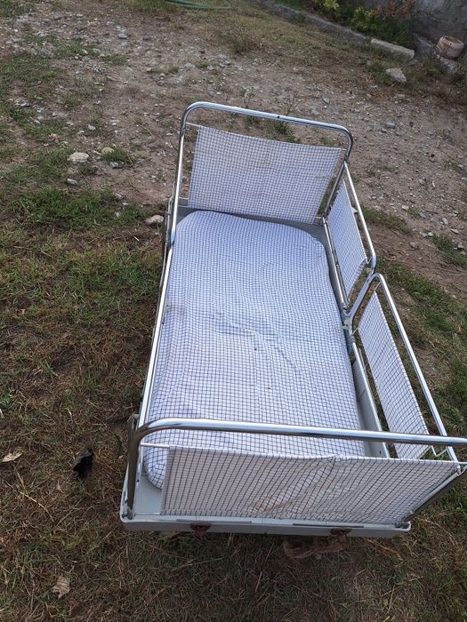 Cama de viagem antiga