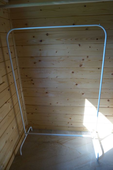 Biały wieszak na ubrania IKEA