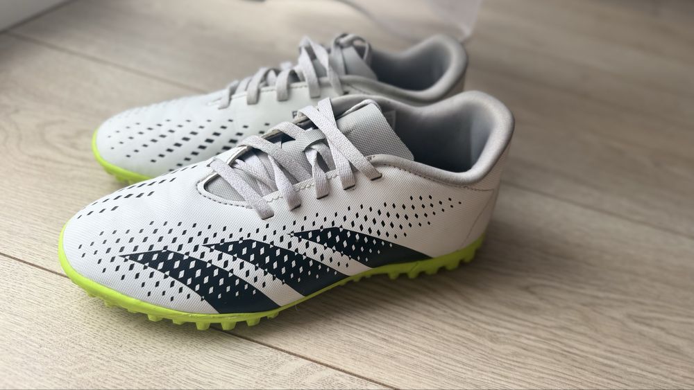 Футбольні Сороконіжки 35,5 Adidas Predator Accuracy