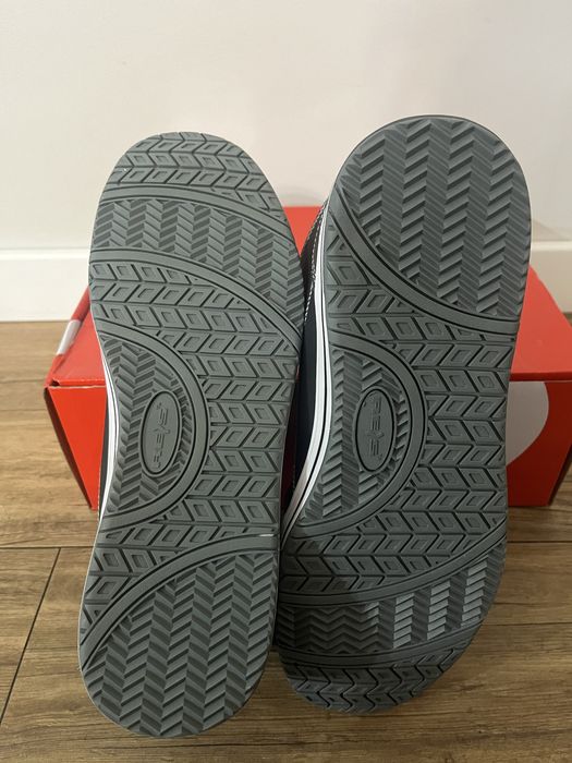 Buty za kostkę, typu trzewik, ze skóry nubuk