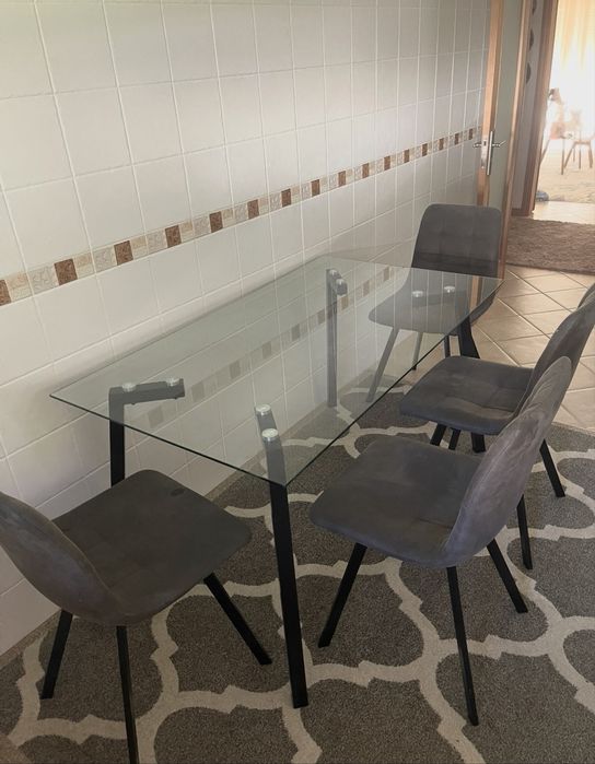 Mesa de vidro com 4 cadeiras