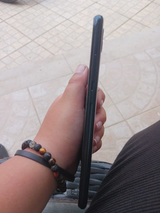 Huawei Y6 (2019), desbloqueado 32 GB preto; ecrã partido, mas funciona; telefone a funcionar; estado do telefone como mostra as fotos.