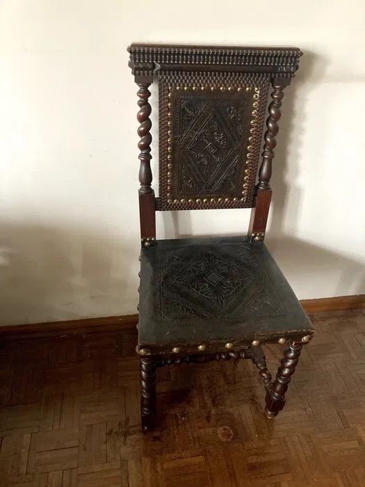 Escritório em Pau Santo, com mesa com tampo de vidro. Um cadeirão e duas cadeiras. Com móvel livros.