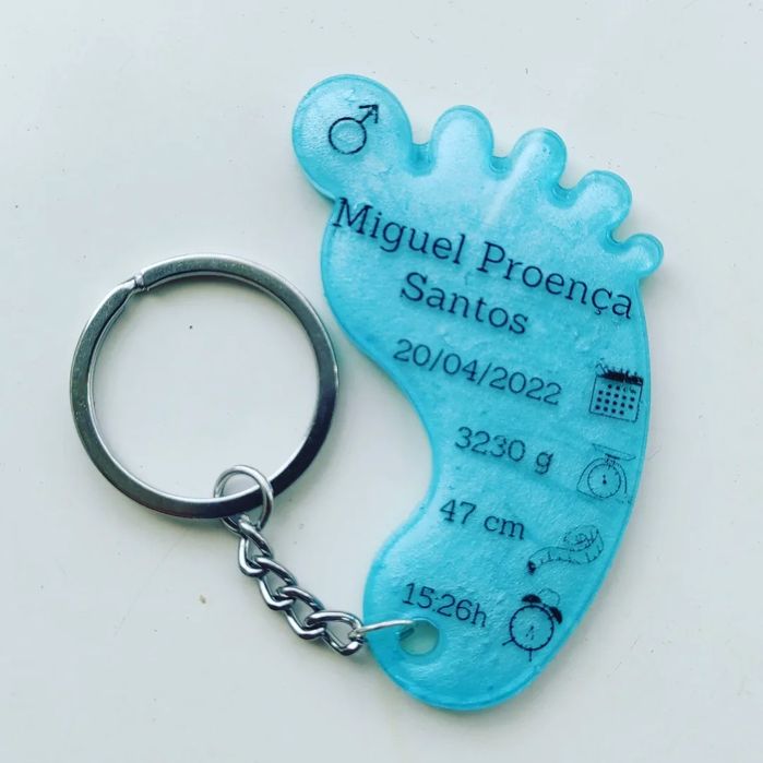 Porta chaves pezinhos com dados de nascimento