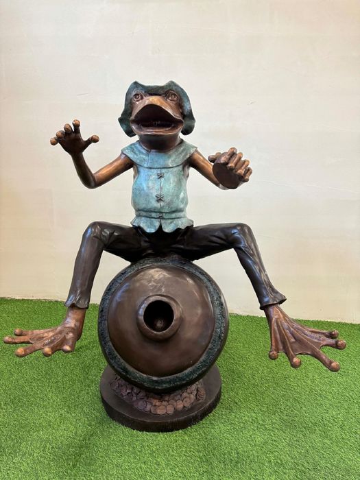 Żaba Na Beczce - Fontanna Z Brązu