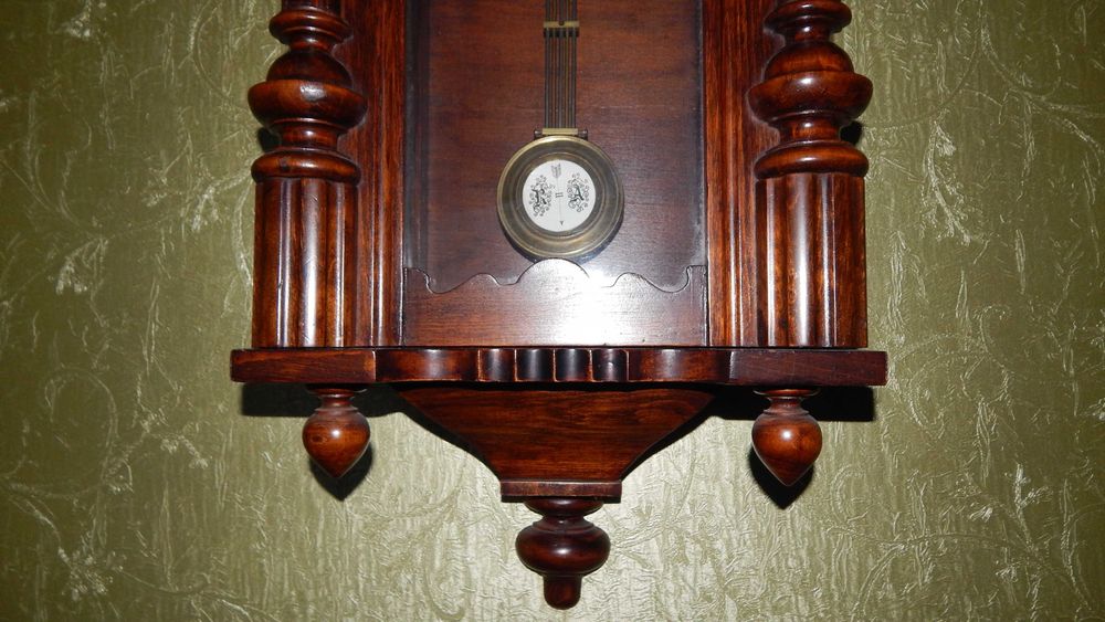 Старинные настенные часы с маятником