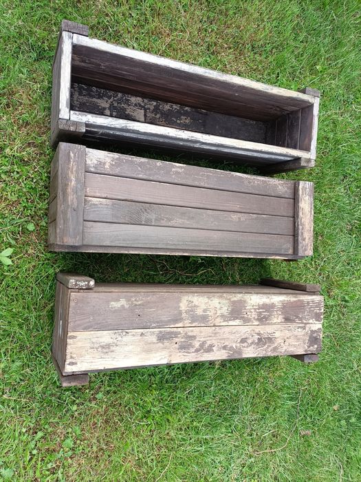 Trzy skrzynki drewniane o wymiarach 83x20x29