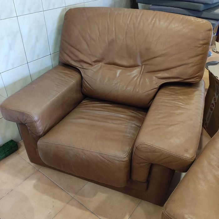 Sofá e duas poltronas de couro