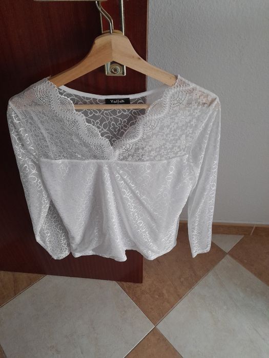 Blusa branca com renda