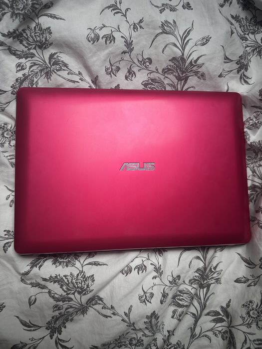 Laptop Asus x 102 b + SSD 220 Gb (powiekszony) + torba gratis