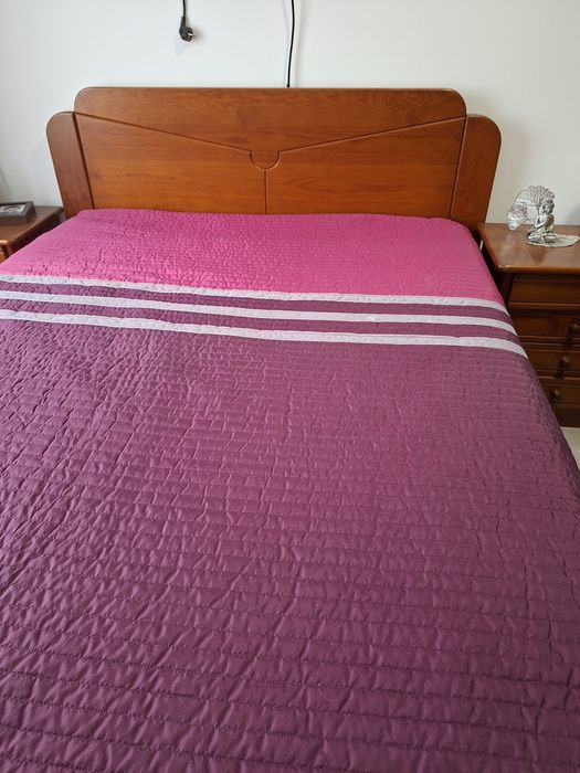 Cama de casal e mesinhas de cabeceira.