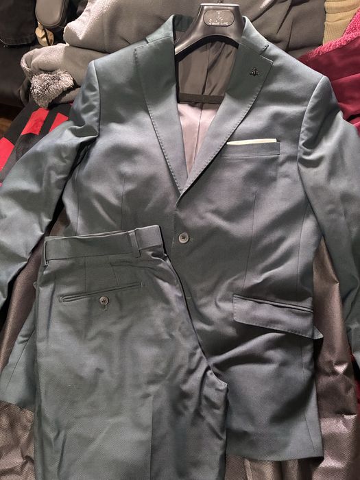 Vendo fato suits inc como novo nunca usado