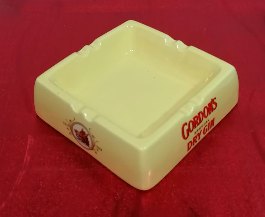Cinzeiro amarelo vintage em loiça com publicidade dos Gin Gordon's