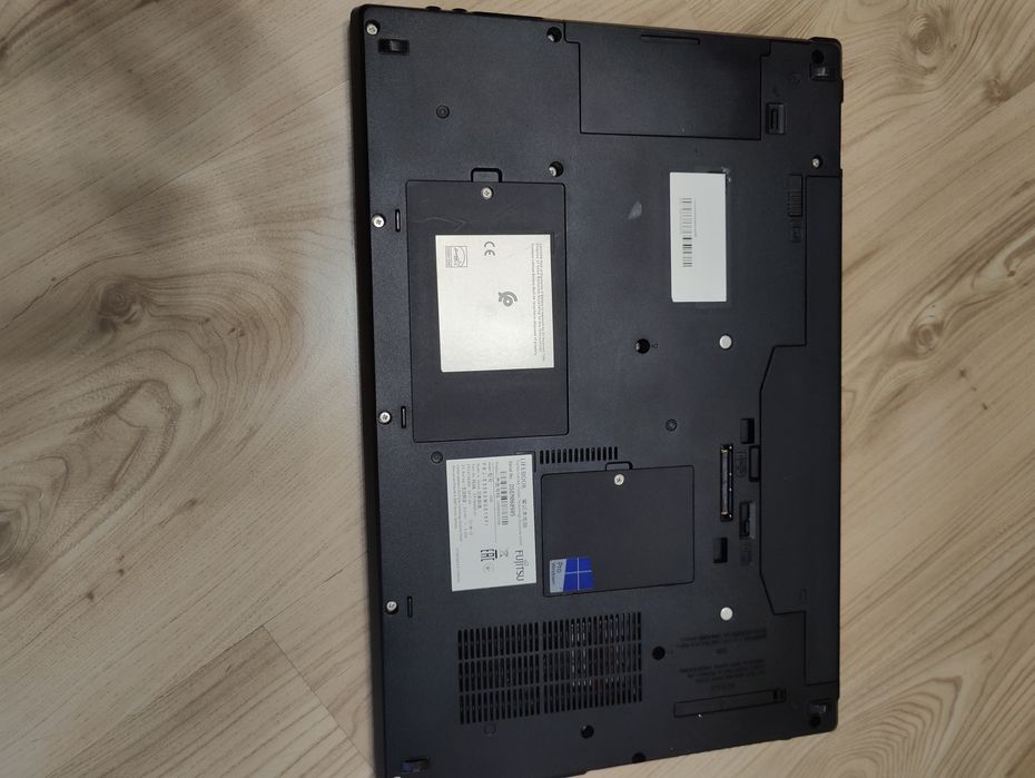 Продам Fujitsu E556 i3-6100U 8/128