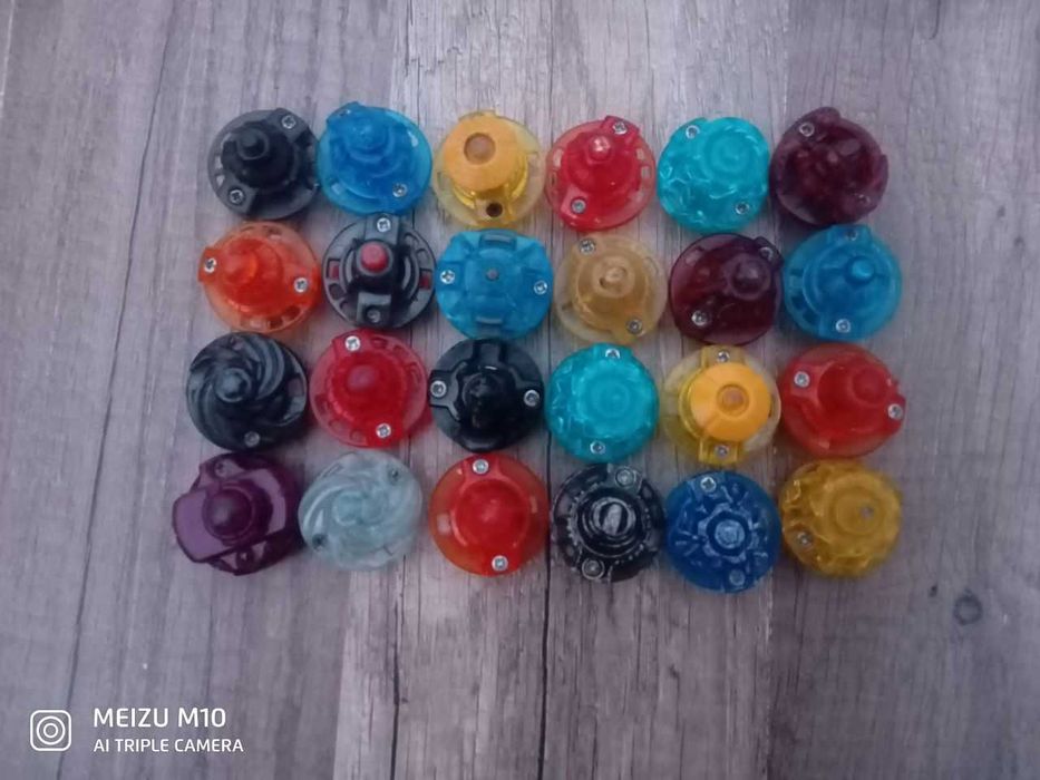 Beyblade арена, бейблейди, запускачі та інші деталі