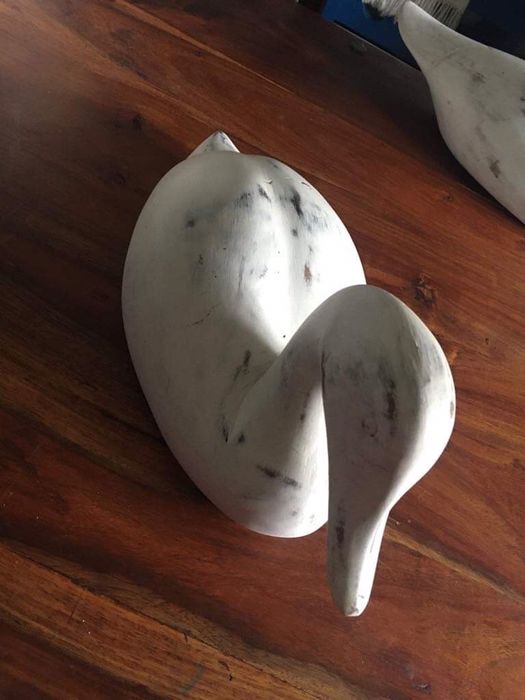 Pato em madeira decapé branco