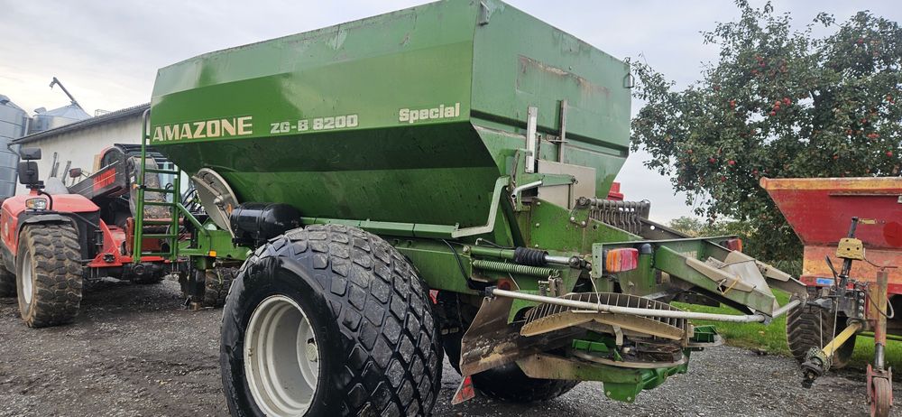 Rozsiewacz wapna Amazone ZGB 8200