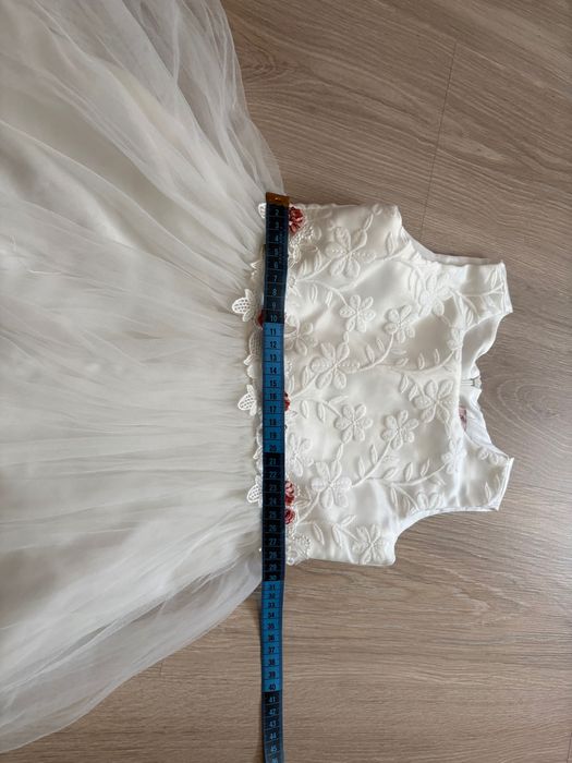 Elegancka biała sukienka dla dziewczynki 122