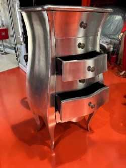 Cómoda alta de estilo barroco de madeira cinzenta com 6 gavetas