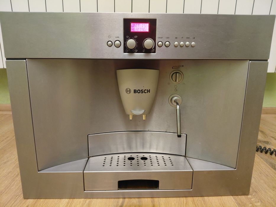 Ekspres do kawy Bosch do zabudowy lub wolnostojący.