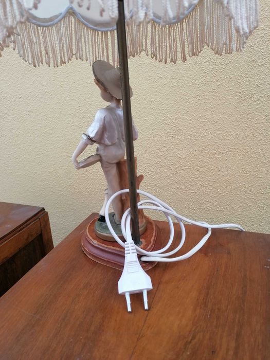 Candeeiro antigo de mesa em marfinite tulipa branca