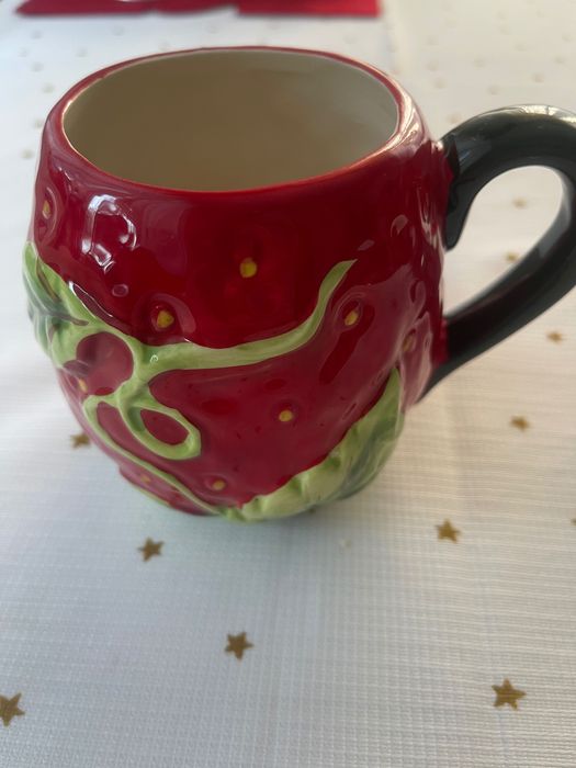 Sprzedam przepiękne kubki w kształcie truskawek.