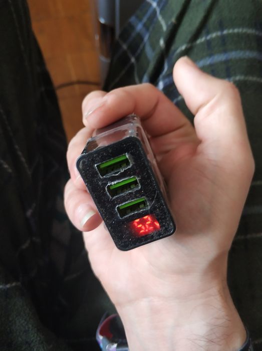 USB блоки живлення на три порти з індикацією.