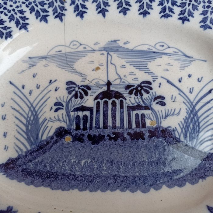 Travessa antiga em faiança portuguesa do Norte