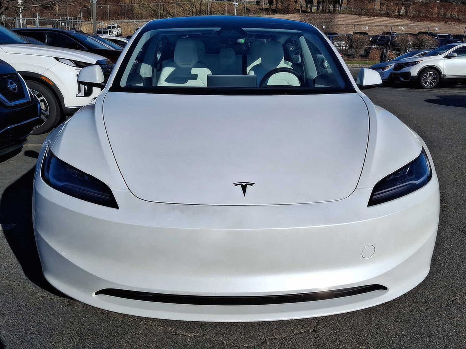 Tesla Model 3      2024