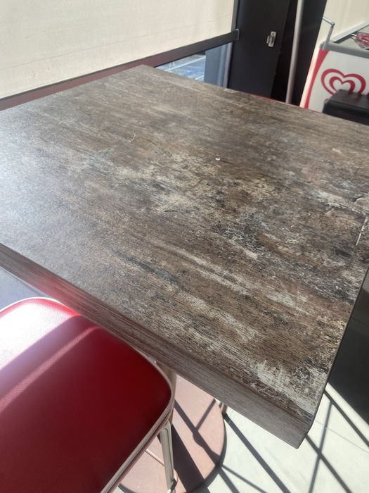 Mesa alta com 2 assentos
