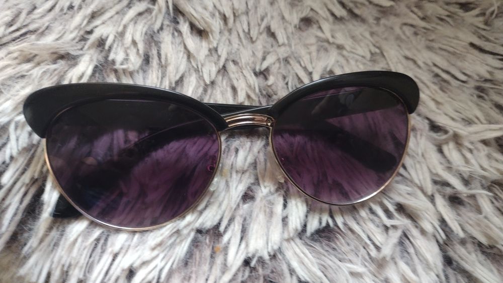 Okulary przeciwsłoneczne Betsey Johnson