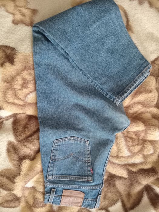 Джинси  LEVI  strauss & CO.