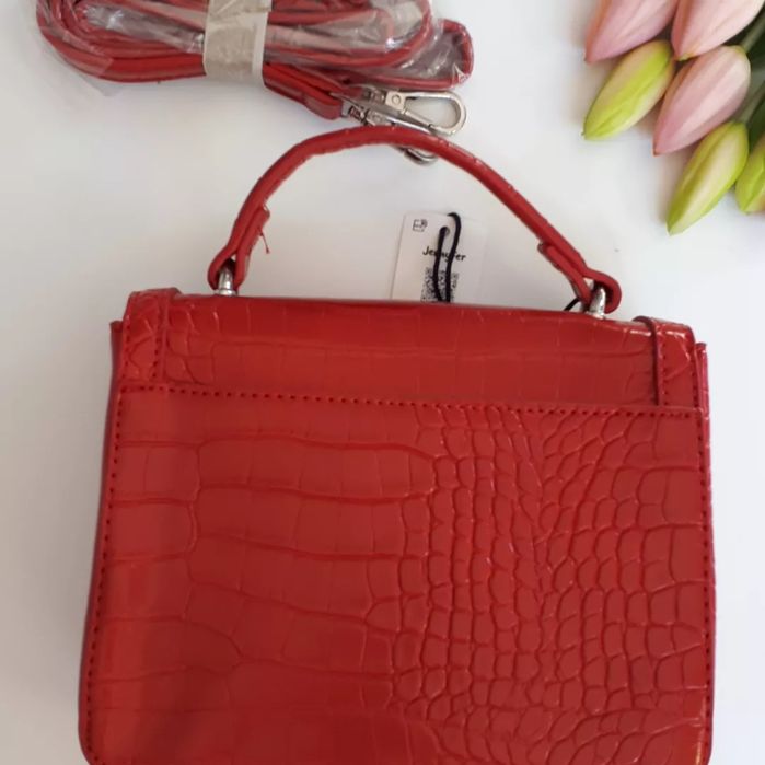 Mała torebka listonoszka czerwona do ręki pasek