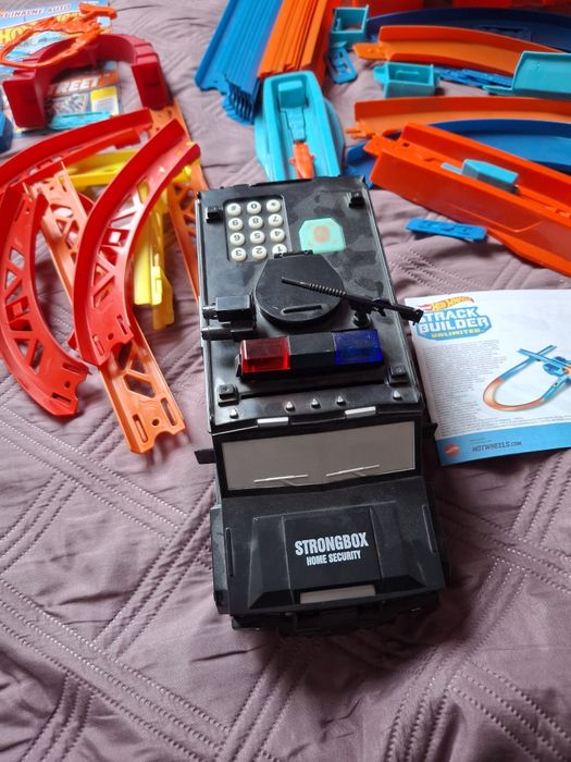 Dwa zestawy hot wheels track builder plus zestaw torów