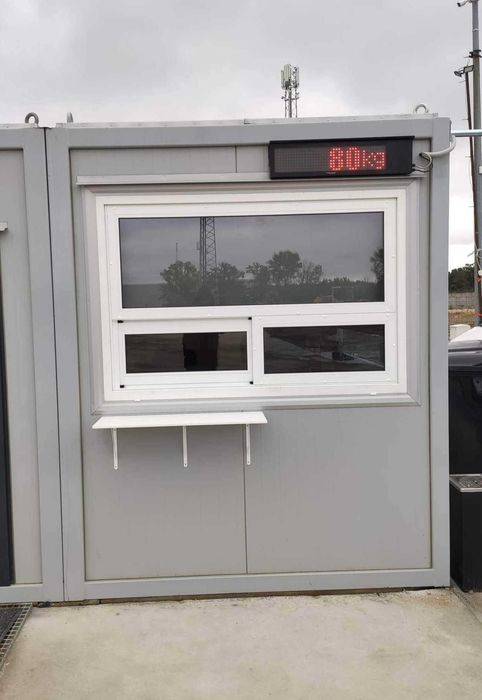 okno podawcze przesuwne w bok do kontenera baru sklepu stróżówki