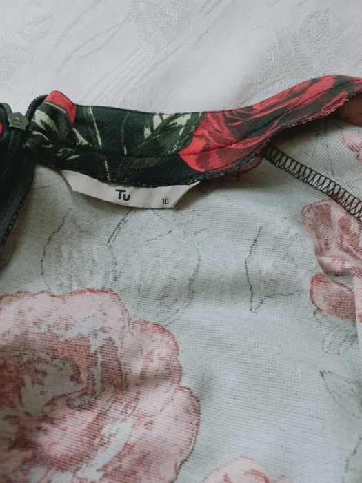 Czarna sukienka w czerwone róże TU rozmiar 16