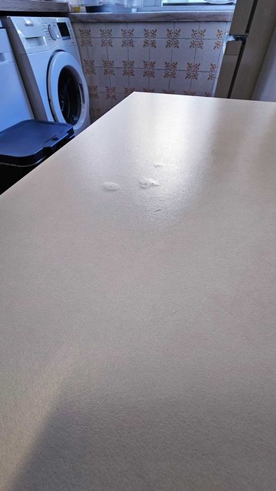Mesa IKEA VIHALS Branca 125x74, marcas de uso