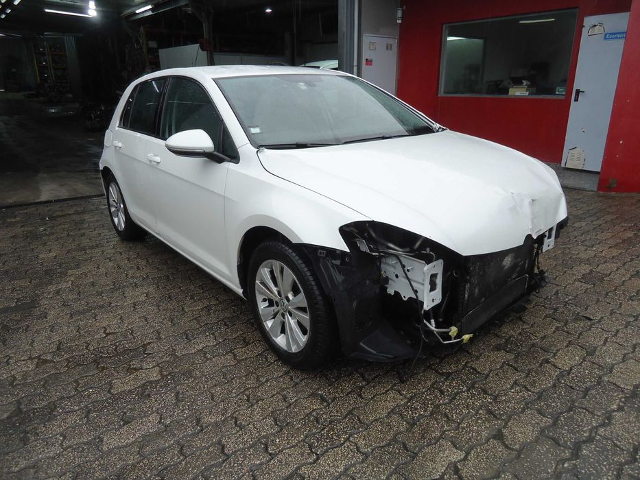 Volkswagen Golf VII 1.6 Tdi de 2013 sinistrado
