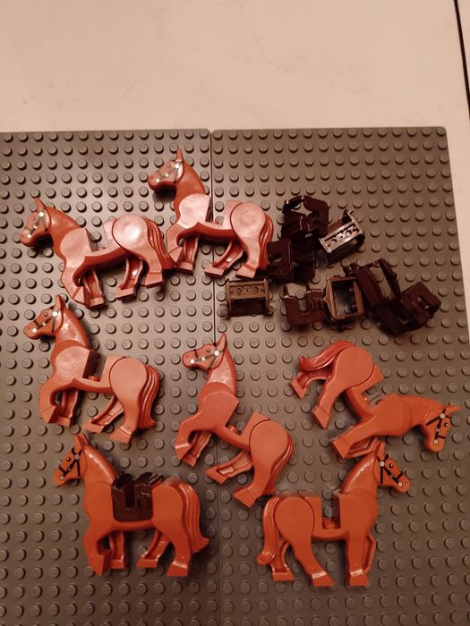 Lego koń jasnobrązowy z siodłem zwierzęta