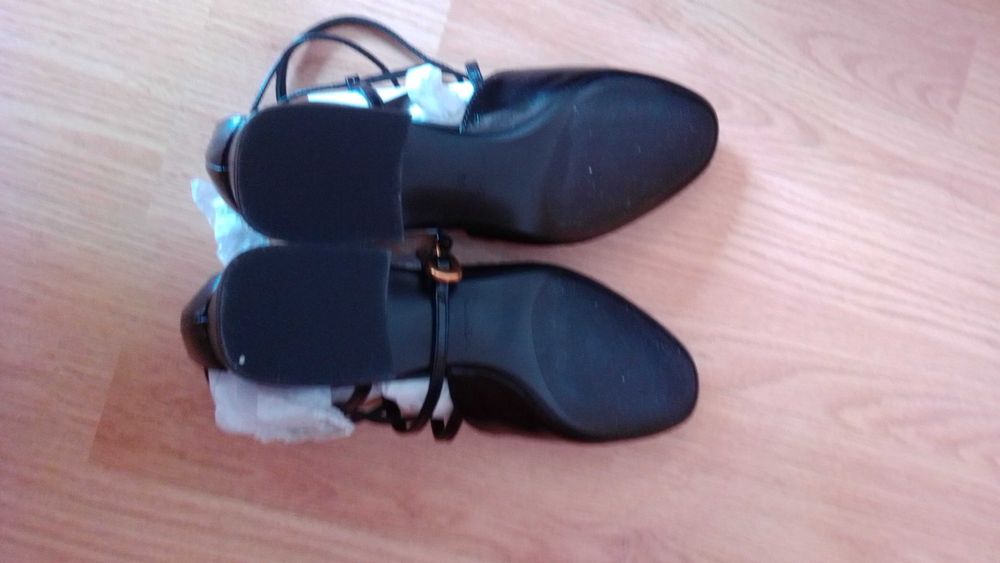 Sapatos/ Sandálias pretos com tacão  em pele 
Massimo Dutti  39
Novos