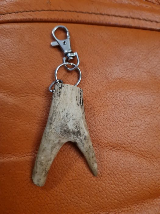 Brylok na klucze z rogów sarny