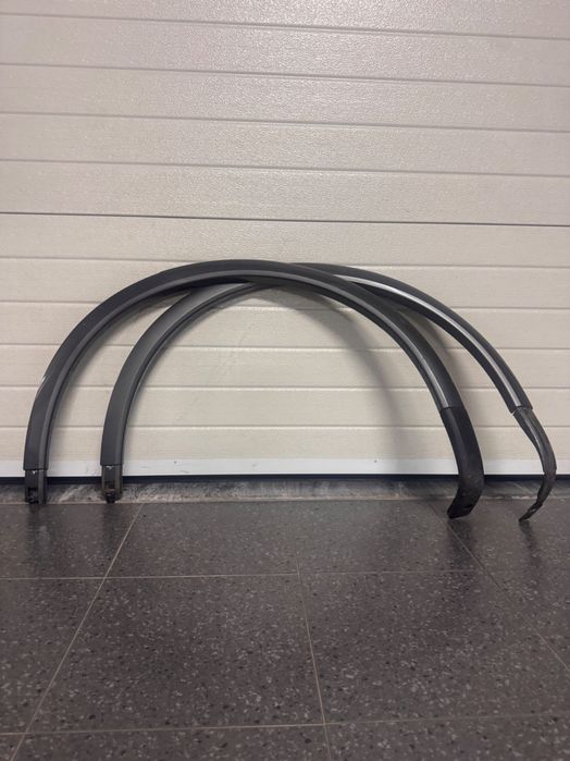 O friso do arco da roda esquerdo  (moldura do para-lama) do Porsche Cayenne 2015-2018