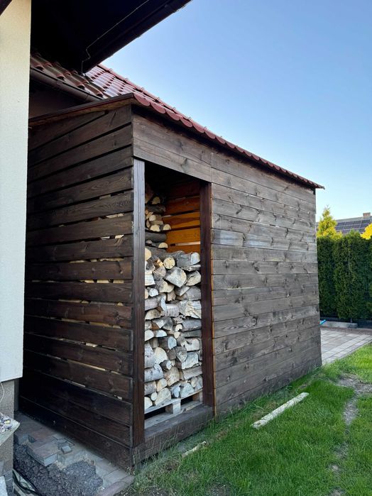 Szopa drewniana na drzewo i Quada