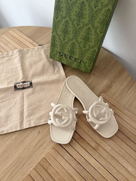 Klapki Gucci Interlocking GG Sandały