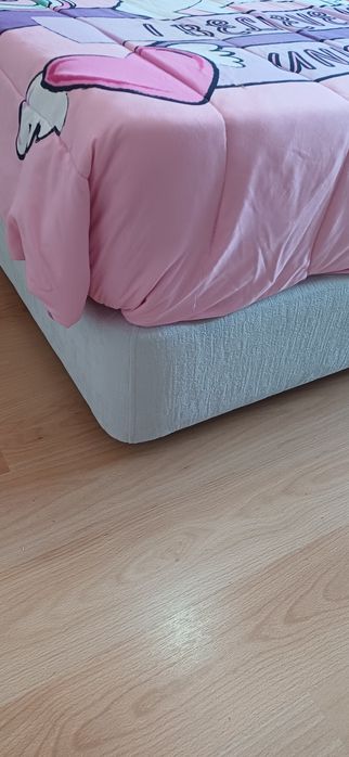 Cama composta por cabeceira e sommier