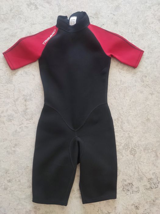 Fato de Surf Tribord vermelho e preto para 12 anos.