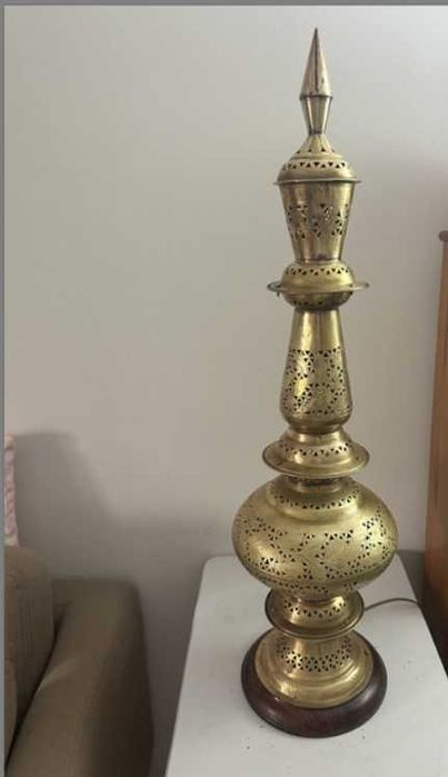 Candeeiro de Mesa Gigante (80 cm) em Latão Perfurado – Estilo Marroquino / Boho