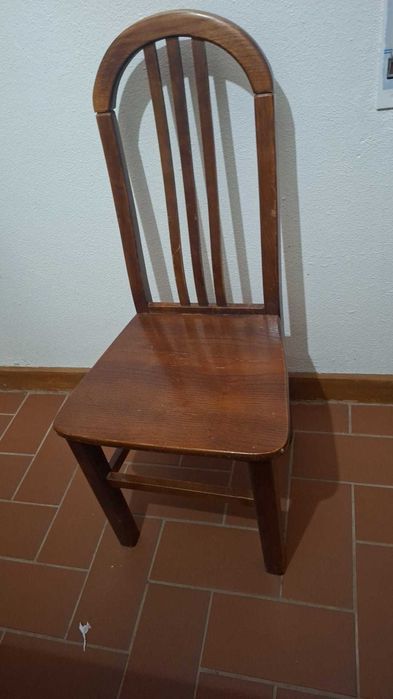 Vendo mesa de jantar e seis cadeiras